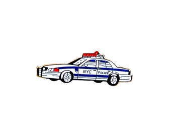 Rolling Beauty NYPD Polizeiauto Emaille Pin - Ein Miniatur-Kreuzer für Ihr Style-Statement!