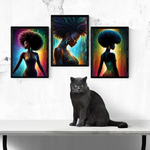 Op de afbeelding: Drie ingelijste kunstprints met kleurrijke abstracte portretten van vrouwen met afrohaar. De portretten zijn geplaatst tegen een achtergrond van levendige kleuren en geometrische patronen.