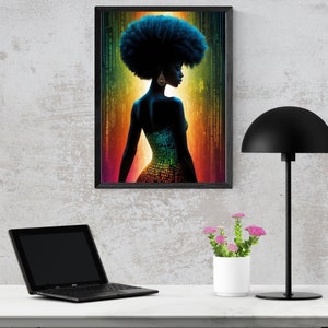 Op de afbeelding: Een digitale kunstprint van een vrouw met een afrokapsel die een paillettenjurk draagt. De achtergrond is een kleurrijk abstract ontwerp.