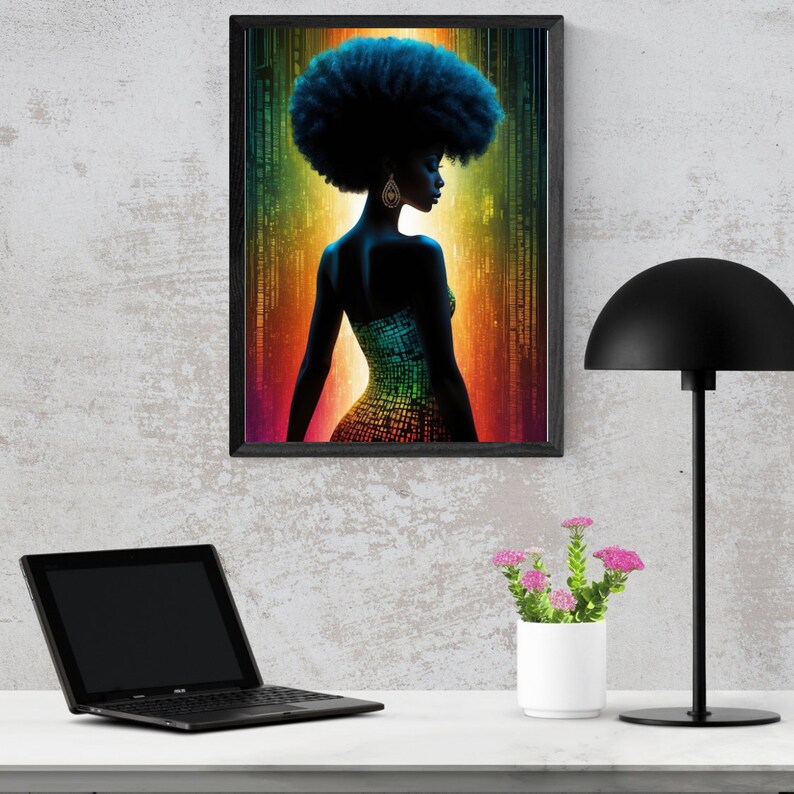 Op de afbeelding: Een digitale kunstprint van een vrouw met een afrokapsel die een paillettenjurk draagt. De achtergrond is een kleurrijk abstract ontwerp.