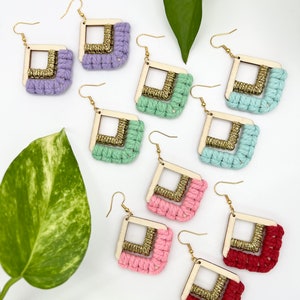 Boucles d&#39;oreilles carrées en macramé - Bijoux bohème géométriques en bois - Boucles d&#39;oreilles tendance estivales - Boucles d&#39;oreilles uniques
