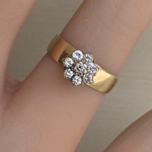 Anello classico in oro giallo 14k con diamanti da 1/2 carati e fiore a grappolo