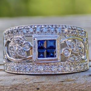 Stravagante anello in oro bianco 14k con zaffiri e diamanti*