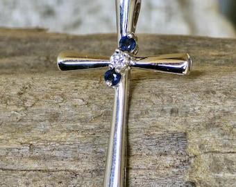 ブルーサファイアクロスペンダント、ホワイトダイヤモンドアクセント