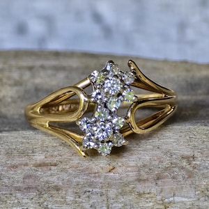 Elegante anello a doppio fiore con diamanti a grappolo in oro giallo 14k