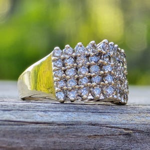 Anello da cocktail in oro giallo 10k con diamanti scintillanti da 1,1 carati