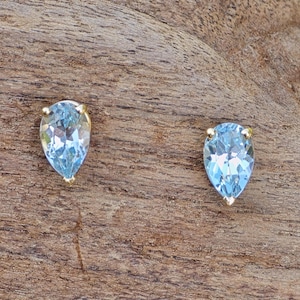 Amazing 1.5 Carat Pear Cut Sky Blue Topaz Stud 14k Yellow Gold Earrings