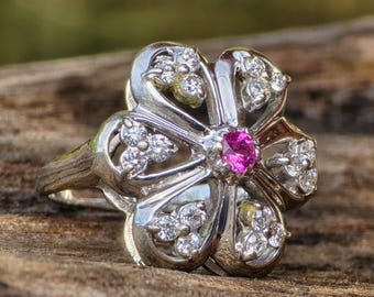 Einzigartiger Vintage-Cocktailring aus massivem 14-karätigem Weißgold mit rosafarbenem Natursaphir und Diamanten.