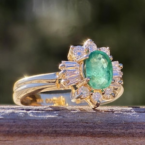 Uitzonderlijke 3/4 karaat natuurlijke smaragd en diamant 14k gouden cocktailring