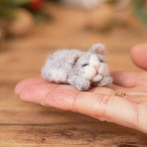 Chat feutré à l'aiguille. Série d'animaux en feutre. Miniature d'art en laine à collectionner représentant un chaton gris endormi. Parfait pour un cadeau et une décoration de maison de poupée.