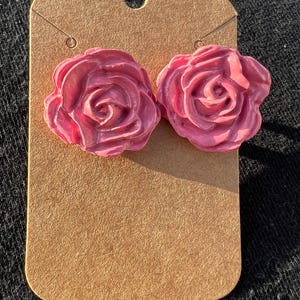 Pendientes de color rosa empolvado