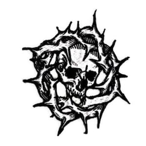 Toppa con teschio tra le spine - Distintivo ricamato in stile gotico - Stile grunge da stirare - Accessorio punk rock - Toppa dark art per scheletro in denim