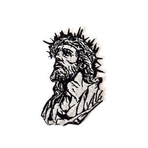 Peut inclure: Écusson brodé en noir et blanc représentant une figure avec une barbe et une couronne d'épines. Le patch est destiné à être appliqué sur des vêtements ou des accessoires, offrant une déclaration religieuse ou artistique. Le design est détaillé et sur fond blanc.