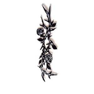 K&ouml;nnte beinhalten: Ein schwarz-wei&szlig;es Blumendesign mit Rosen, Dornen und Bl&auml;ttern. Das Design ist vertikal ausgerichtet und scheint ein Aufn&auml;her oder eine Applikation zu sein, mit einer detaillierten, k&uuml;nstlerischen &Auml;sthetik. Das Bild ist vor einem wei&szlig;en Hintergrund.