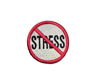 Toppa ricamata antistress - Distintivo Stress Free Zone - Toppa divertente e sarcastica - Toppa minimalista con cerchio rosso - Da stirare e cucire per borse