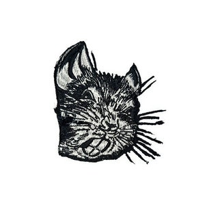 Puede incluir: Parche bordado en blanco y negro de la cara de un gato con una expresión feroz.