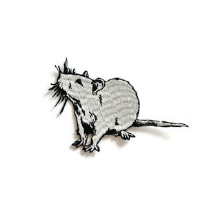 Puede incluir: Un parche bordado en blanco y negro para planchar de una rata con cuerpo gris y bigotes negros.