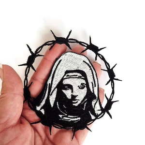 Gotisk Jungfru Maria Broderad Tygmärke - Mörk Maria med Taggtrådskrona - Punk Metal Religiöst Strykbart Sy-På Tygmärke