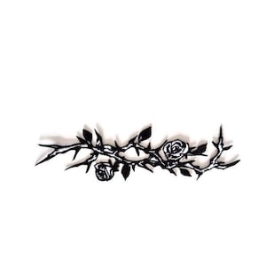 K&ouml;nnte beinhalten: Ein schwarz-wei&szlig;es Blumendesign mit Rosen und Dornen. Das Design ist eine stilisierte Illustration eines Rosenzweigs mit Bl&auml;ttern und Dornen. Die Rosen sind in voller Bl&uuml;te und die Dornen sind spitz.