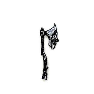 Könnte beinhalten: Schwarz-weiß gestickter Aufnäher einer Schädel-Axt.