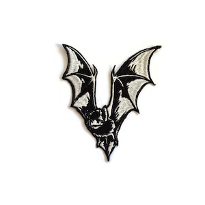 Könnte beinhalten: Schwarz-weiß gestickter Bügel-Patch einer Fledermaus mit ausgebreiteten Flügeln.