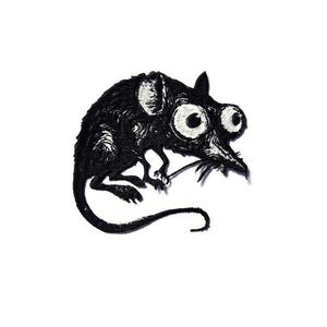 Könnte beinhalten: Ein schwarzer, gestickter Aufnäher mit einer stilisierten Ratte mit großen Augen und einem langen, gebogenen Schwanz. Die Ratte hat ein detailliertes, strukturiertes Aussehen, wobei sichtbare Stiche ihr Fell und ihre Merkmale bilden. Auf weißem Hintergrund.