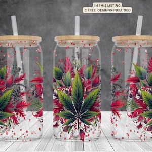 Può includere: Tre bicchieri di vetro trasparente con coperchio in legno e un motivo floreale rosso e verde. I bicchieri hanno una cannuccia e sono appoggiati su una superficie in legno.  "IN THIS LISTING 1 FREE DESIGNS INCLUDED" è scritto su un'etichetta bianca.