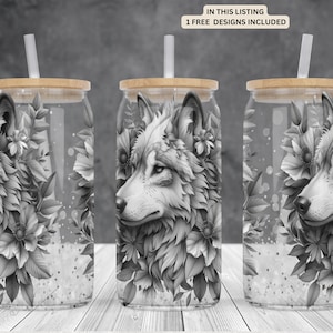 Puede incluir: Tres vasos de acero inoxidable con un diseño de lobo blanco y negro y flores. Los vasos tienen un cuerpo de vidrio transparente y una tapa de bambú con una pajita.