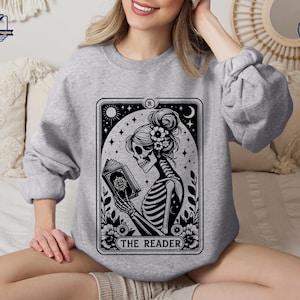 Chemise carte de tarot The Reader, sweat-shirt lecture squelette, sweat à capuche pour amoureux des livres, cadeau pour amateur de tarot, t-shirt squelette d'Halloween, t-shirt cadeau livresque