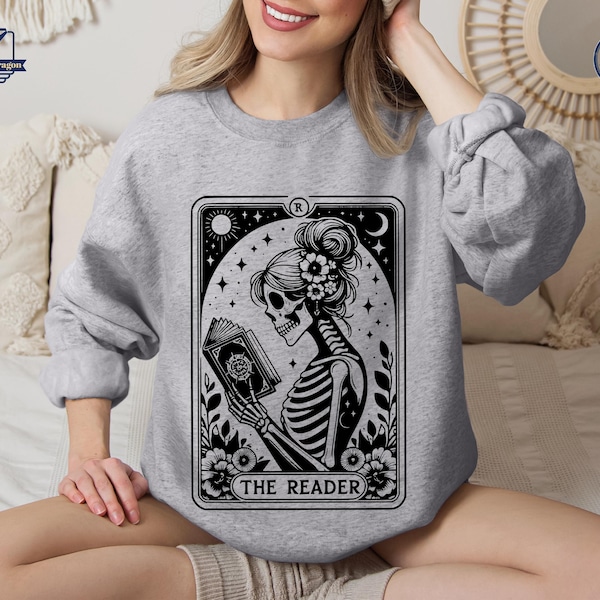 Camiseta de la carta del tarot del lector, sudadera con capucha de lectura de esqueleto, sudadera con capucha para amantes de los libros, regalo para amantes del tarot, camiseta de esqueleto de Halloween, camiseta de regalo para amantes de los libros