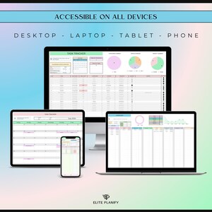 Pu&ograve; includere: Un gestore di attivit&agrave; digitale visualizzato su un monitor desktop, tablet, laptop e smartphone. Gli schermi mostrano fogli di calcolo con grafici, calendari ed elenchi di attivit&agrave;. Il testo in alto recita ACCESSIBLE ON ALL DEVICES.