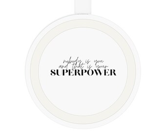 Linda plataforma de carga inalámbrica / Nadie eres tú, y ese es tu superpoder / Cargador inalámbrico para teléfono celular para oficina, cargador de teléfono para dormitorio,