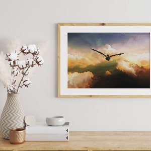 Op de afbeelding: Een ingelijste print van een silhouet van een persoon die op een draak rijdt die door een bewolkte lucht vliegt met een zonsondergang op de achtergrond.