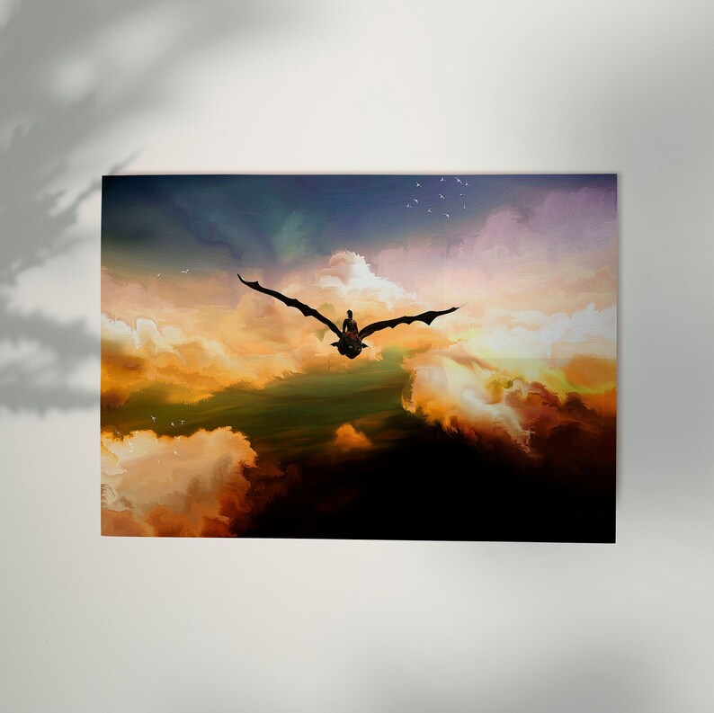 Op de afbeelding: Een silhouet van een persoon die op een draak rijdt tegen een kleurrijke zonsonderganglucht met wolken. De draak vliegt hoog boven de wolken.