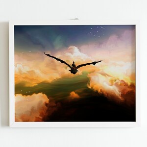 Op de afbeelding: Een silhouet van een persoon die op een draak rijdt tegen een kleurrijke zonsonderganglucht met wolken. De draak vliegt hoog boven de wolken, met een persoon die op zijn rug zit. De lucht is een mix van oranje, roze, paars en blauw.