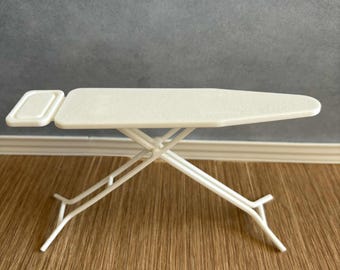 Tabla de planchar plegable para casa de muñecas, escala 1:12