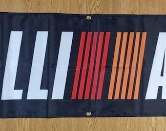Op de afbeelding: Zwarte banner met de witte tekst "RALLI ART". De banner heeft rode en oranje verticale strepen tussen de woorden. Metalen ogen zijn zichtbaar in elke hoek.