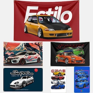 Puede incluir: Un conjunto de 10 banderas de coche diferentes que representan varios modelos de coches japoneses, incluyendo un Honda Civic rojo, un Toyota Supra blanco, un Nissan Skyline azul y un Toyota AE86 verde. Las banderas están impresas con texto japonés y presentan una variedad de colores y diseños.