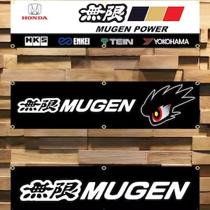 Puede incluir: Tres pancartas negras con texto blanco y logotipos. La pancarta superior tiene el texto "Mugen Power" y logotipos de Honda, HKS, Enkei, Tein y Yokohama. La pancarta del medio tiene el texto "Mugen" y un logotipo estilizado con un ojo rojo. La pancarta inferior tiene el texto "Mugen".