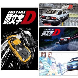 Könnte beinhalten: Vier verschiedene Bilder, die die Anime-Serie Initial D zeigen. Das erste Bild zeigt das Initial D-Logo mit einem roten D. Das zweite Bild zeigt ein weißes Auto mit dem Initial D-Logo. Das dritte Bild zeigt ein schwarzes Auto mit dem Initial D-Logo. Das vierte Bild zeigt zwei weibliche Charaktere aus dem Anime.