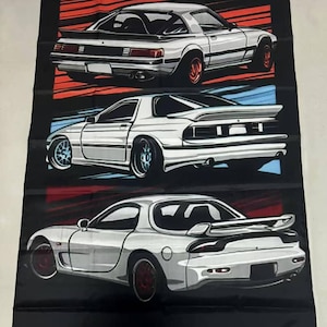 Puede incluir: Una bandera en blanco y negro con tres Mazda RX-7 blancas diferentes. Los coches se muestran desde atrás, con el primer coche en rojo, el segundo en azul y el tercero en rojo.