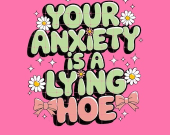 Könnte beinhalten: Auf rosa Hintergrund steht der Text "YOUR ANXIETY IS A LYING HOE" in grünen und rosa Buchstaben. Das Design umfasst Gänseblümchen, Schleifen und Sterne. Der untere Teil des Bildes lautet "PNG TRANSPARENT 300 DPI".