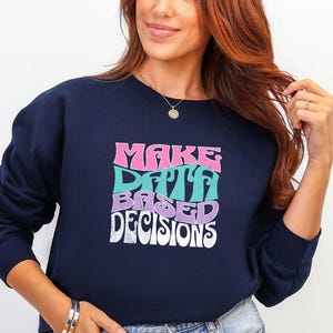 Make Date Base Information Sweatshirt - Retro Rundhalsausschnitt für Datengetriebene Profis