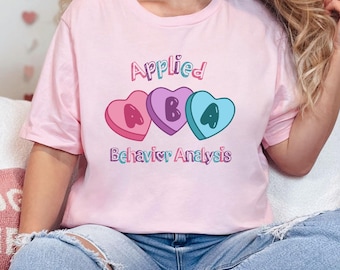 Camiseta unisex de San Valentín para profesionales del ABA: diseño de corazón ABA. Ideal para BCBA y RBT. Regalo perfecto para técnicos de comportamiento.