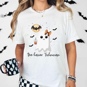 Camiseta de Halloween para Técnico de Comportamiento - Camiseta "Técnico de comportamiento fantasma": Adorable diseño de fantasma para Halloween, perfecta para sesiones durante el otoño.