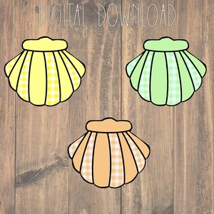 Puede incluir: Tres descargas digitales de imágenes prediseñadas de conchas marinas. Las conchas son amarillas, verdes y naranjas con un patrón de cuadros blancos.