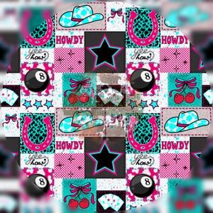 以下が含まれることがあります： カウボーイハット、馬蹄形、チェリー、トランプ、星、ビリヤードボールなど、さまざまな画像が特徴の、パッチワークパターン。背景は白で、ピンク、ブルー、ブラックのアクセントが付けられています。パターン全体に「HOWDY」と「yee haw」のテキストが繰り返されています。