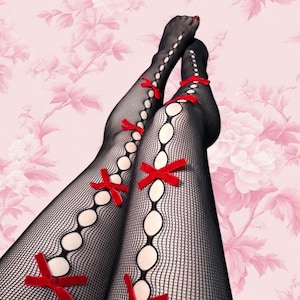 Puede incluir: Una taza de cerámica blanca con asa negra y el texto "But First, Coffee" en negro, con una fuente de estilo manuscrito. La taza está sobre una superficie blanca.