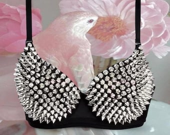 Sujetador negro con púas plateadas oscuras