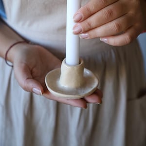 手作り陶器キャンドルホルダー 8 cm、ミニマリストテーパーホルダー、天然粘土の素朴な装飾、ユニークな陶器ギフト